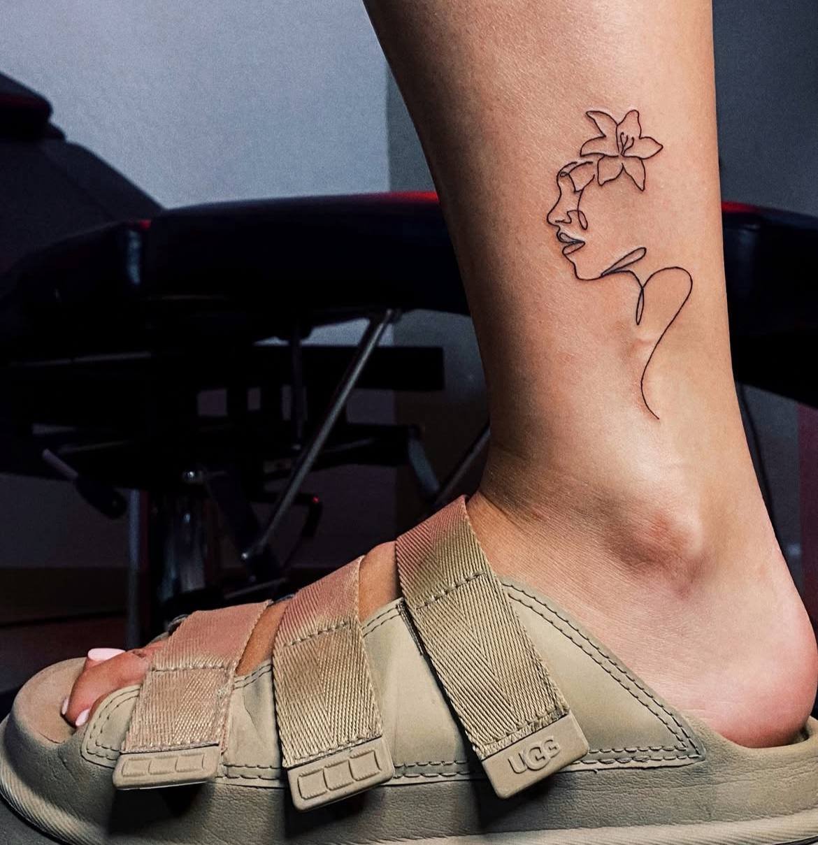 Fine line tetovaža studija Tattoo 44